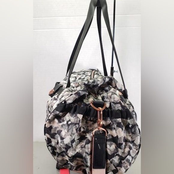 Lululemon High Mileage Duffel
Mystic Jungle Butter Pink Black / Black - Picture 6 of 7